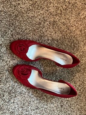 FIONI Clothing Red Rose Appliqué Round-Toe Heels